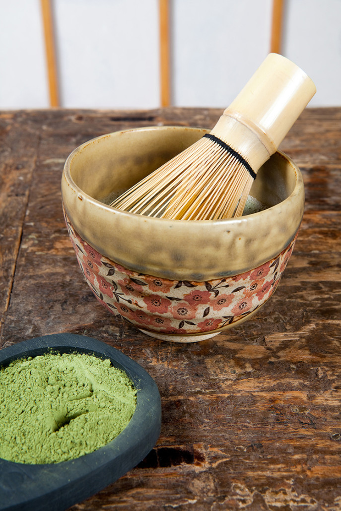 Matcha mit Bambusbesen in Schale - www.matcha.de